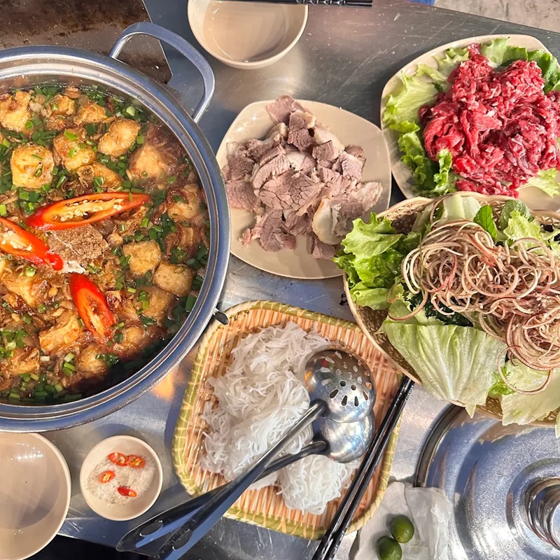 Quán lẩu ở phường Hoàn Kiếm. Quán lẩu vỉa hè ở Phường Hoàn Kiếm
