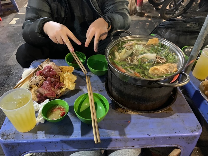Quán lẩu ở phường Hoàn Kiếm. Quán lẩu vỉa hè ở Phường Hoàn Kiếm