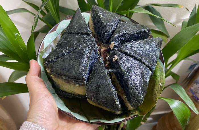 Món ăn đặc sản nổi tiếng Cao Bằng. Bánh chưng đen