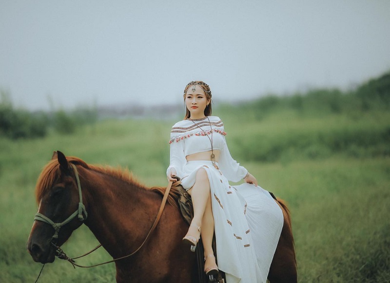 Review vườn hoa bãi đá sông Hồng có gì đẹp, check in cưỡi ngựa.