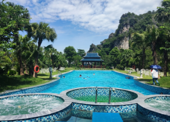 Trải nghiệm tắm khoáng tại suối nóng Kênh Gà