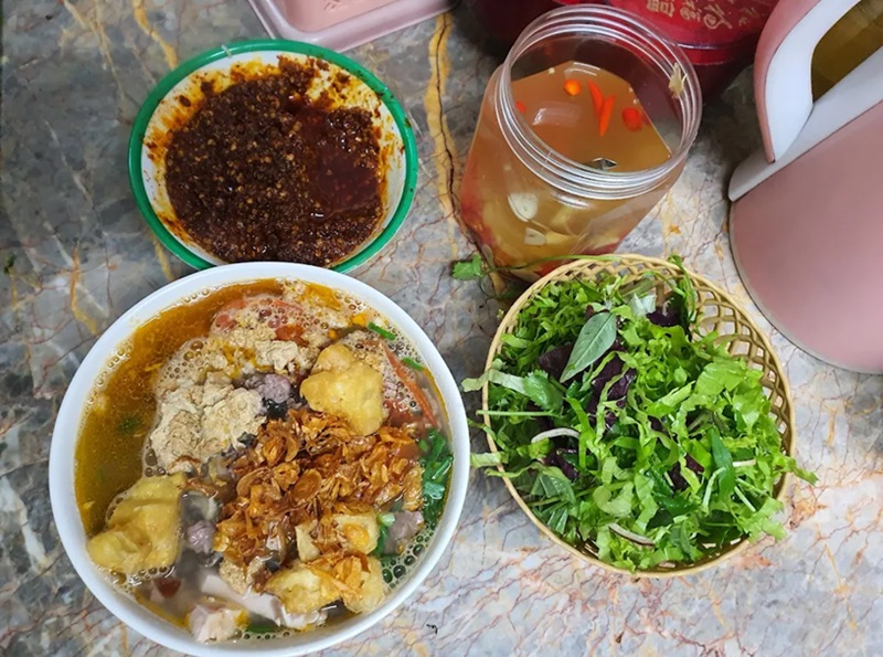 Quán bún riêu ở Hà Nội. Quán bún riêu bình dân ở Hà Nội