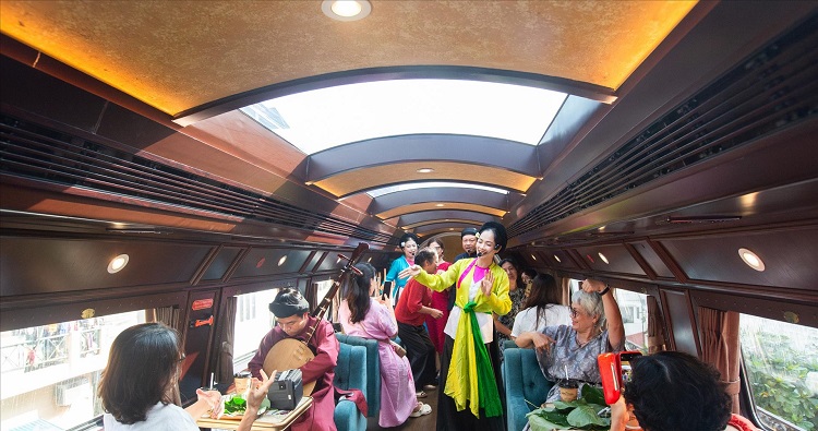 Trải nghiệm đi tàu di sản Hà Nội 5 cửa ô có đáng tiền?