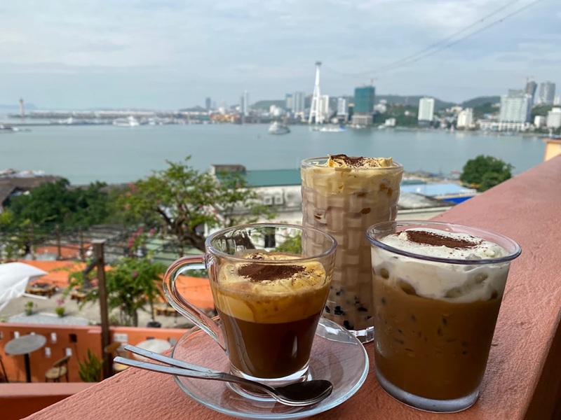 Quán cafe view Vịnh Hạ Long. Quán cà phê nổi tiếng gần Vịnh Hạ Long