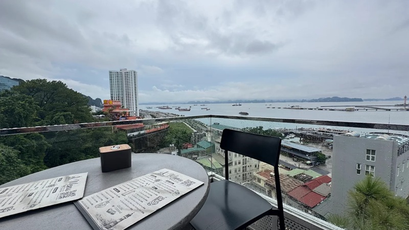Quán cafe view Vịnh Hạ Long. Quán cà phê nổi tiếng gần Vịnh Hạ Long
