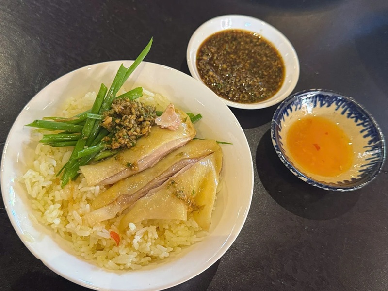 Quán cơm gà bình dân ở Phường Sài Gòn. Quán cơm gà ở Phường Sài Gòn
