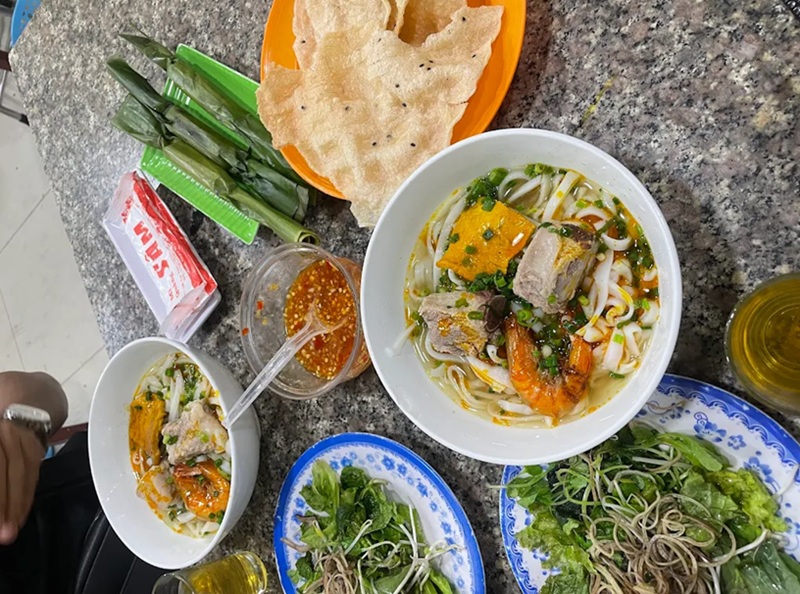Quán ăn trưa ở Sài Gòn. Quán ăn trưa nổi tiếng ở Sài Gòn