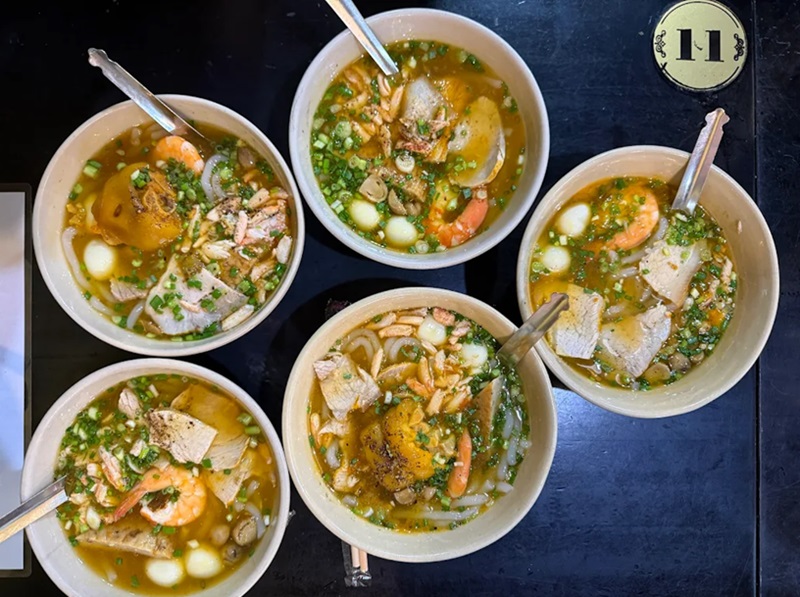 Quán bánh canh cua ở Sài Gòn. Quán bánh canh cua nổi tiếng ở Sài Gòn